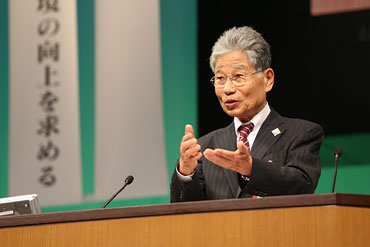 受賞者を代表して小山貞夫氏が謝辞を述べられました
