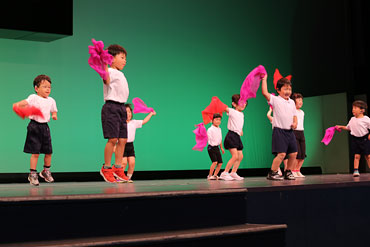 アトラクション　徳島聴覚支援学校の幼児によるダンス