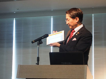「手話言語条例」の事例発表を行う　鳥取県知事　平井　伸治氏