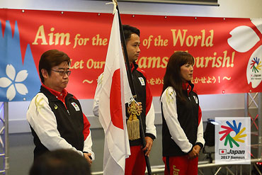 左から粟野達人総監督　古島啓太旗手　早瀨久美主将