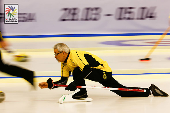 カーリング競技男子チーム荒谷淳一選手の投球