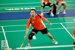 シャトルの動きを見極めようとする小堀選手 シャトルの動きを見極めようとする小堀選手