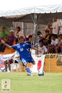 コーナーキックをする濱田梨栄選手