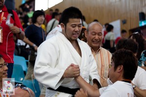 粟野団長から祝福の握手！