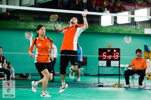 スマッシュを打とうとする小堀選手 スマッシュを打とうとする小堀選手