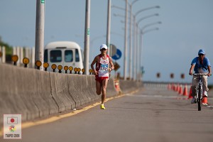 海沿いのコースを走る金子選手