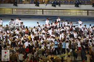 円卓に着席する日本選手団