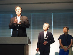 宣言文を発表する 長野県知事 阿部 守一氏