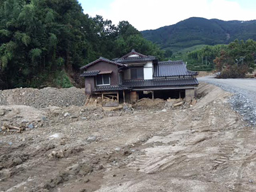 家のまわりが土砂流で流れています。