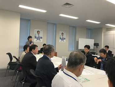 情報アクセシビリティ・コミュニケーション保障について説明をする三宅理事長(全要研)