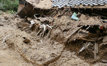 土砂に埋もれた住宅