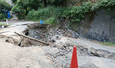 崩れた道路