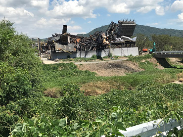 工場の爆発跡