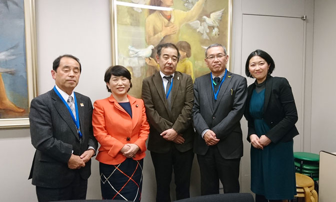 左から：石野理事長、福島議員、大竹委員長、久松事務局長、藤木弁護士