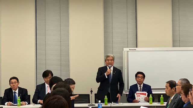 議連会長　中曽根弘文議員の挨拶。その右が議連会長代行　下村博文議員