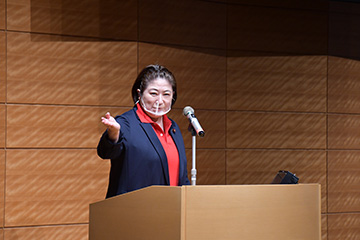 衆議院議員　小宮山 泰子　氏