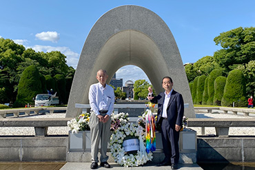 全国ろうあ者大会前に平和記念公園にて広島平和都市記念碑へ献花
