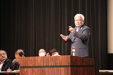 評議員会で大会決議を説明する太田国際委員長