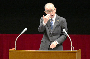 歓迎のあいさつを述べる迫田実行委員長