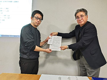 中央本部から石川県本部に支援金第一弾を提供