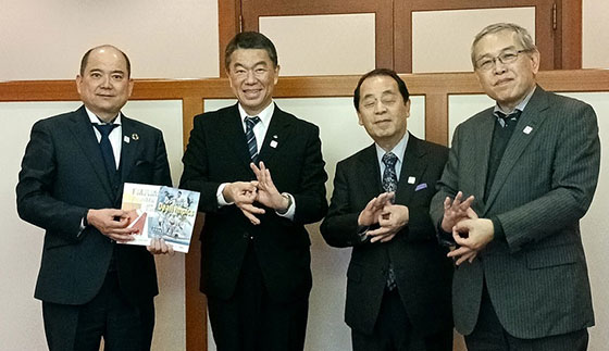 左から　石橋副理事長・村井知事・石野理事長・久松事務局長