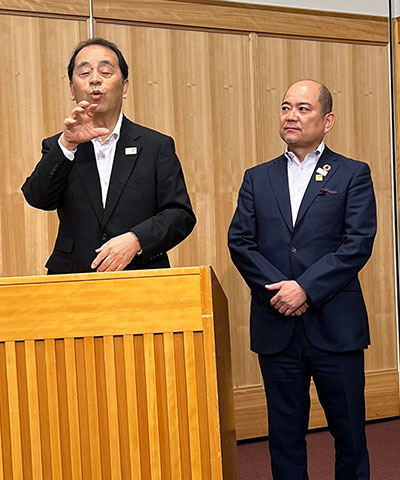 前理事長 石野富志三郎 新理事長 石橋大吾