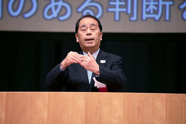 主催者挨拶を述べる石野理事長