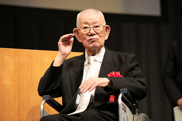 受賞者謝辞を述べる曽輪信明氏