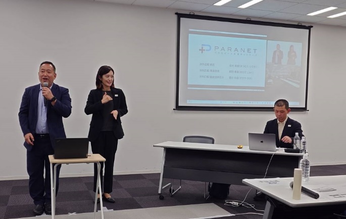 左からパラネット渉外広報統括の松村英樹様、日本手話言語通訳者、司会の山田尚人スポーツ委員会事務局長