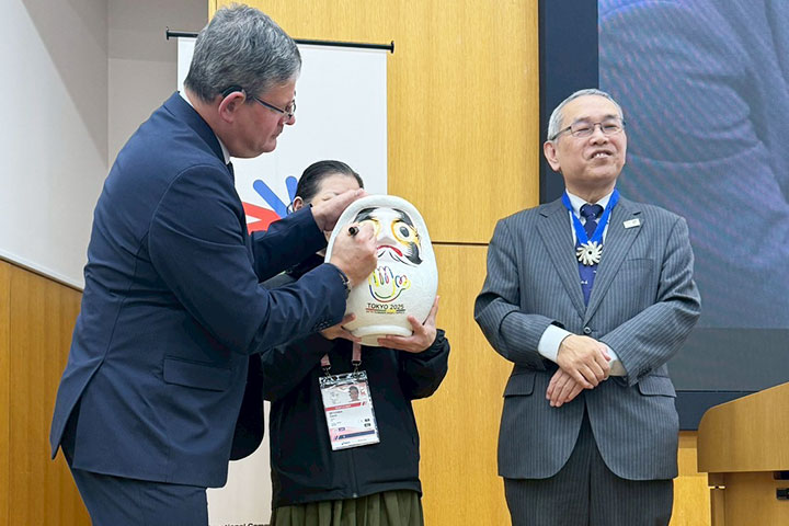 コーサ会長によるだるま目入れ