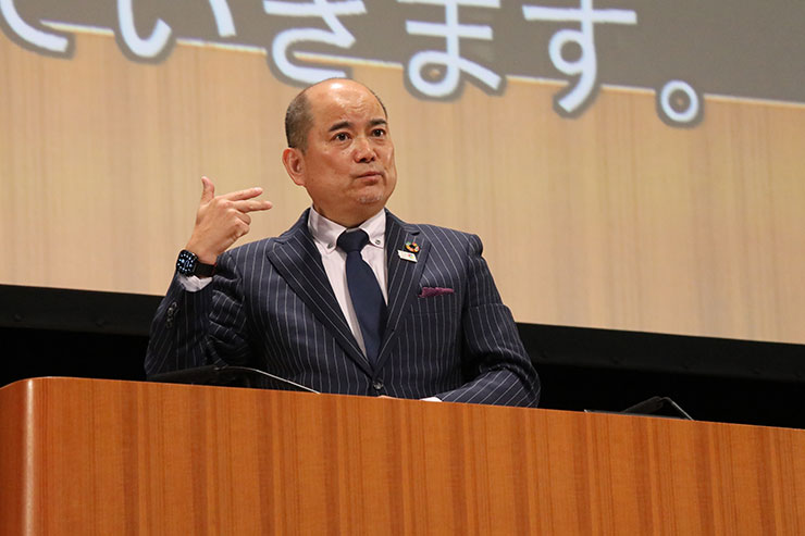 主催者挨拶を述べる石橋理事長