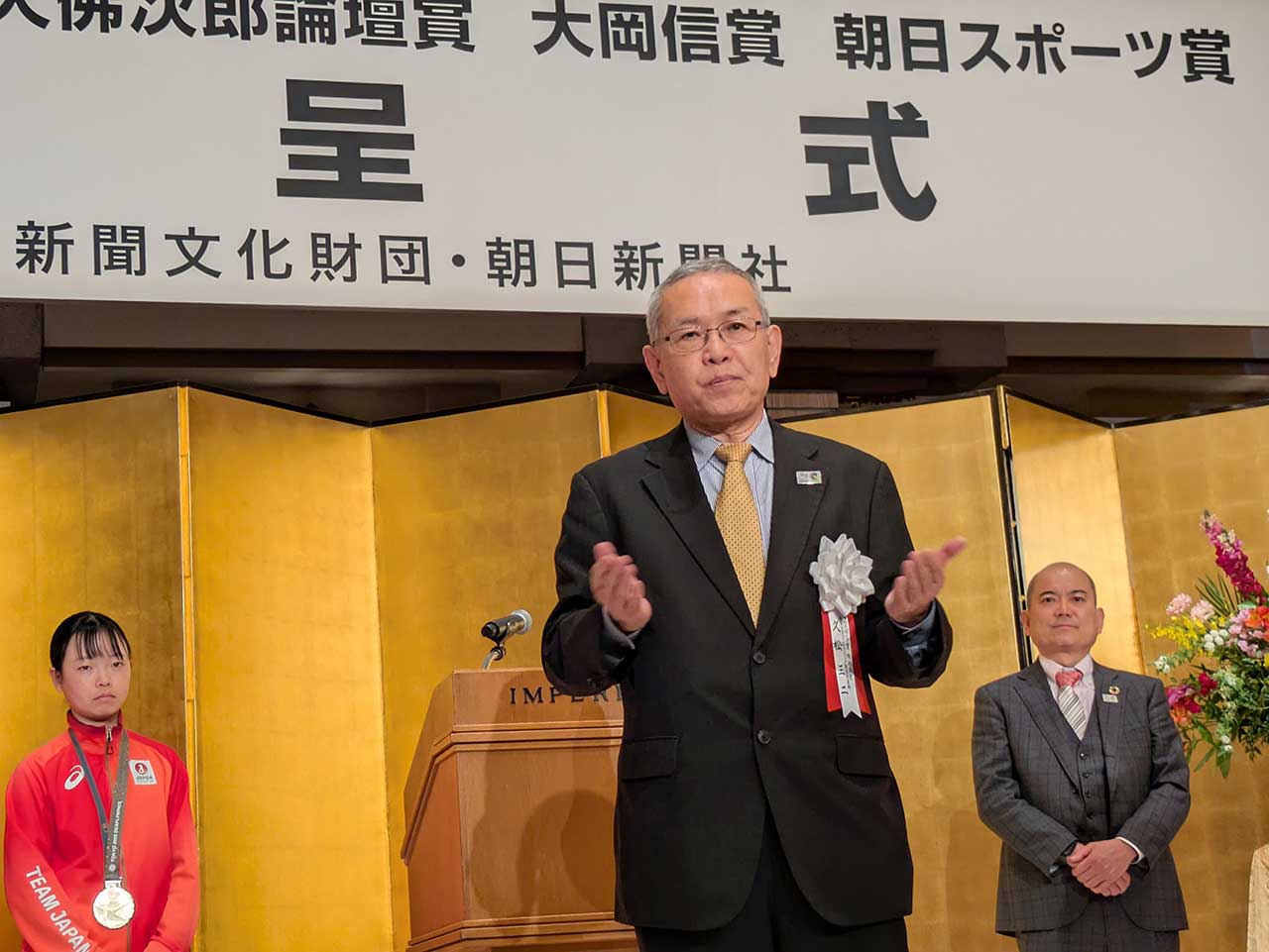 スピーチする久松三二デフリンピック運営委員長