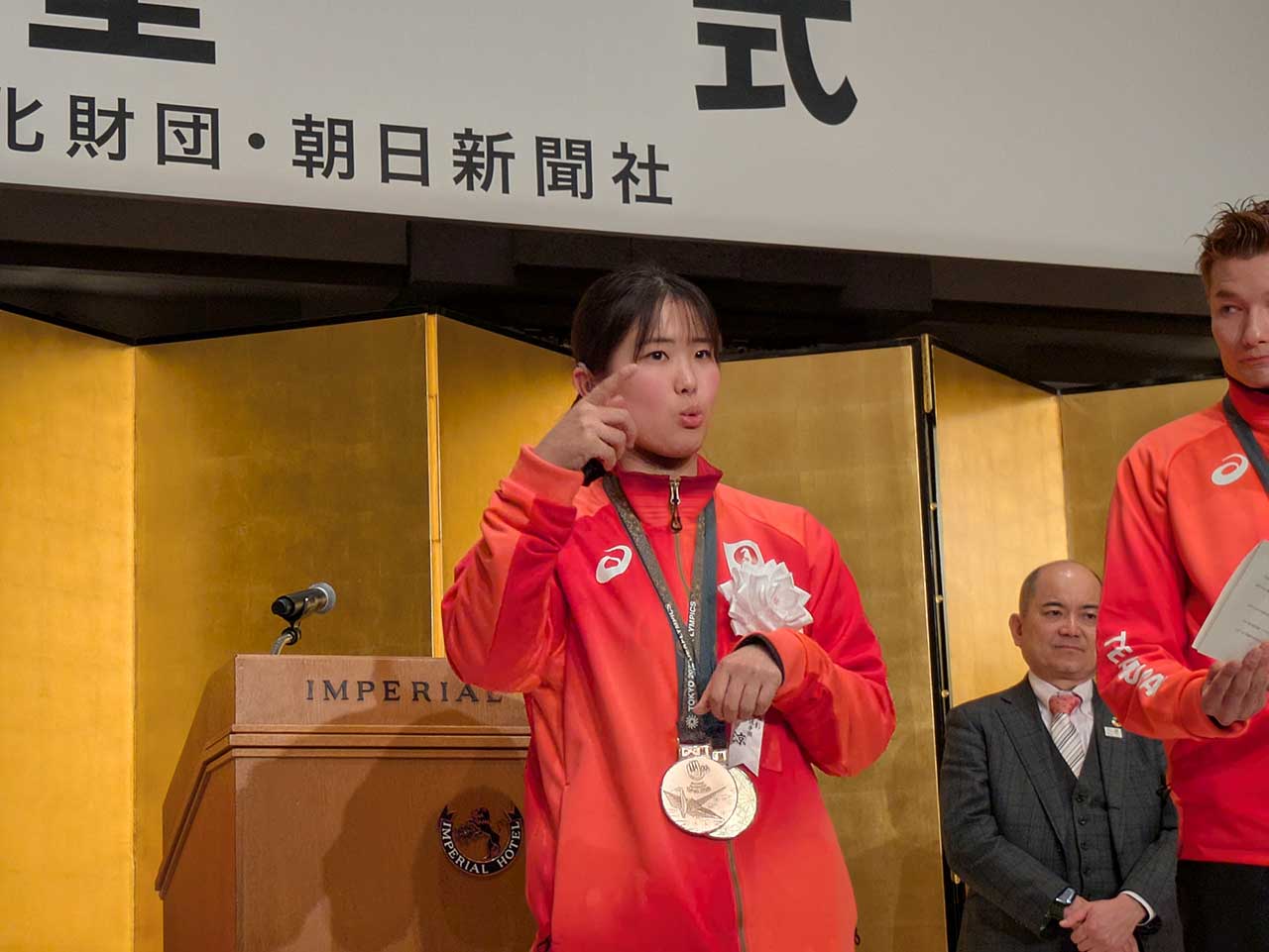 スピーチする小倉涼選手（デフ空手）