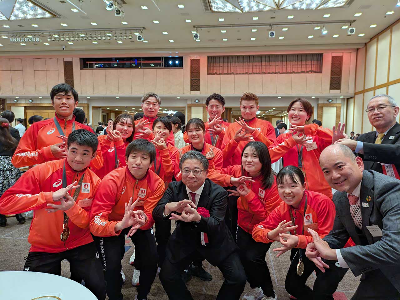 祝賀パーティーにて（朝日新聞文化財団理事長・朝日新聞社代表者取締役会長　中村史郎氏を囲んで）