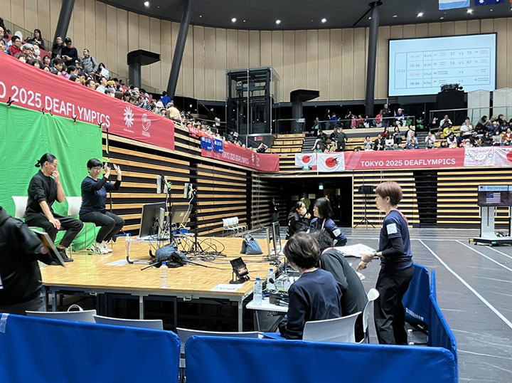 東京2025デフリンピックバスケットボール会場の日本手話言語解説現場