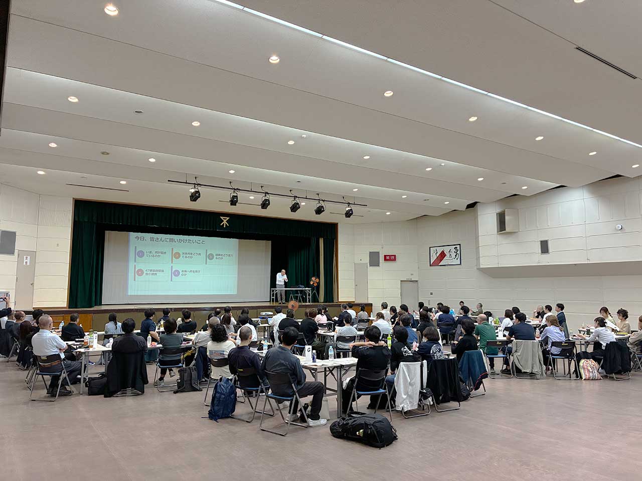 講演を真剣にきく参加者