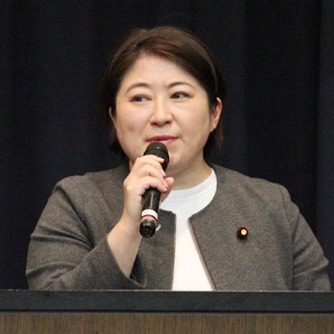 小宮山　泰子　氏