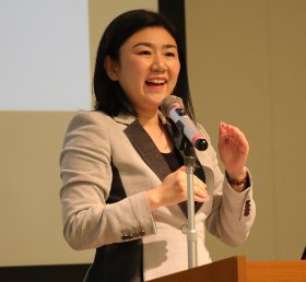 牧島 かれん 氏