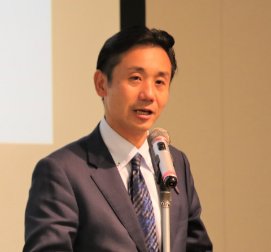初鹿 明博 氏