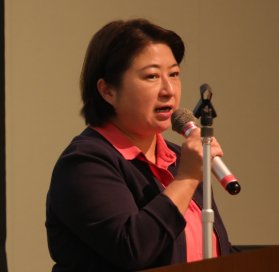 小宮山　泰子　氏