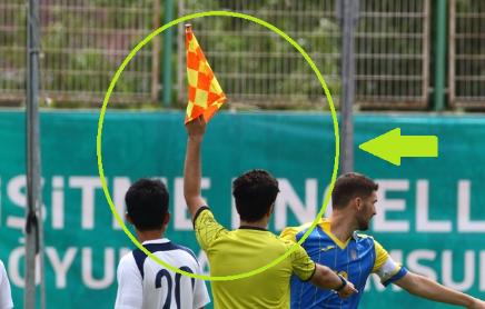 画像、サッカー競技で審判が使用する旗 2