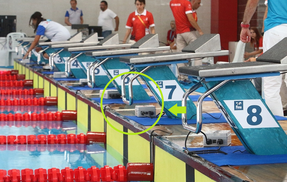 画像、水泳競技で設置するスタートランプ