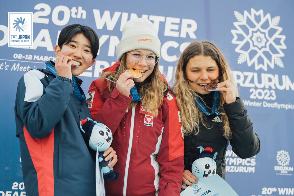 田苗優希選手　メダルセレモニー　銀メダルの喜びをかみしめる