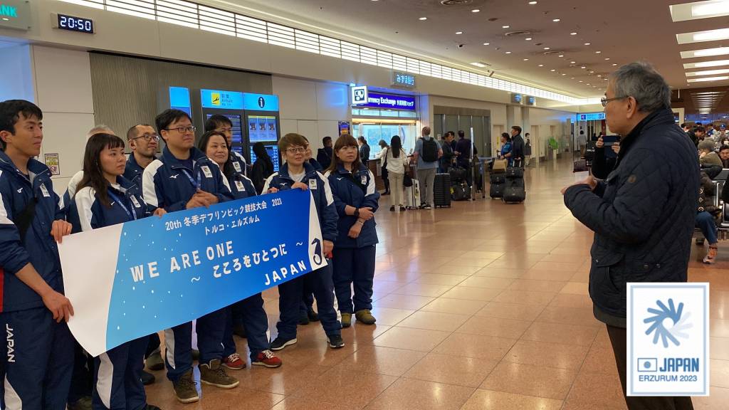 カーリングの選手団が帰国。久松所長が出迎え、活躍を称えました