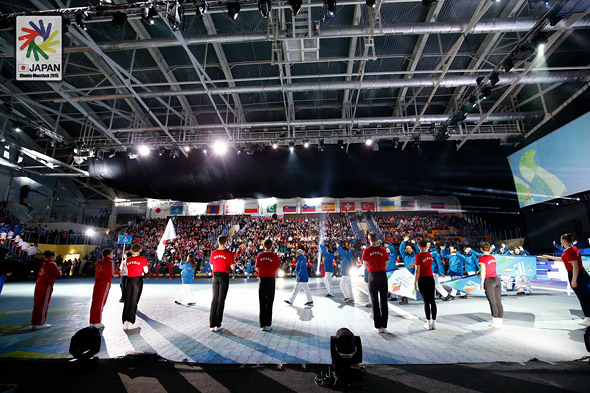 開会式で日本選手団入場行進