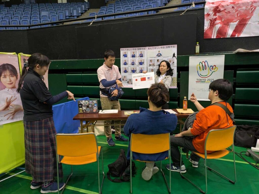 手話体験の様子