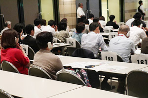 講演(英語)…レシーバーで日本語訳を聞く参加者
